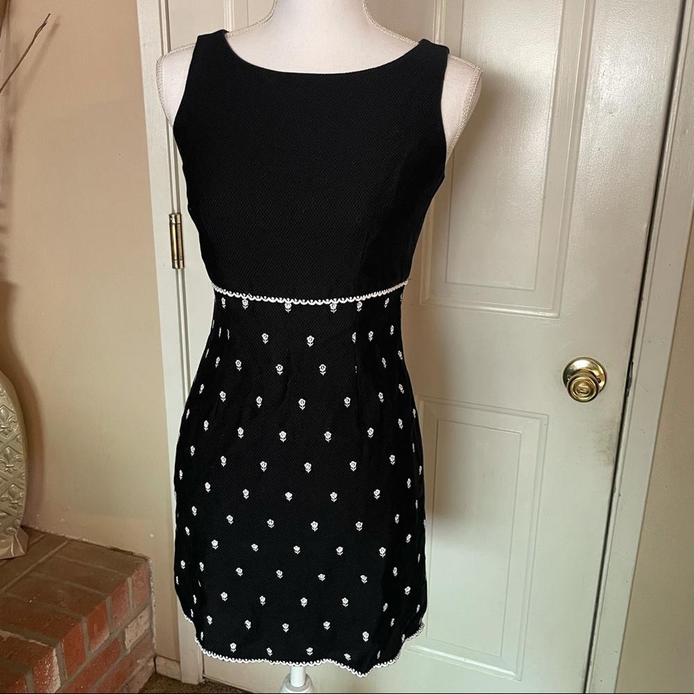 Laundry by Shelli Segal Black embroidered dress